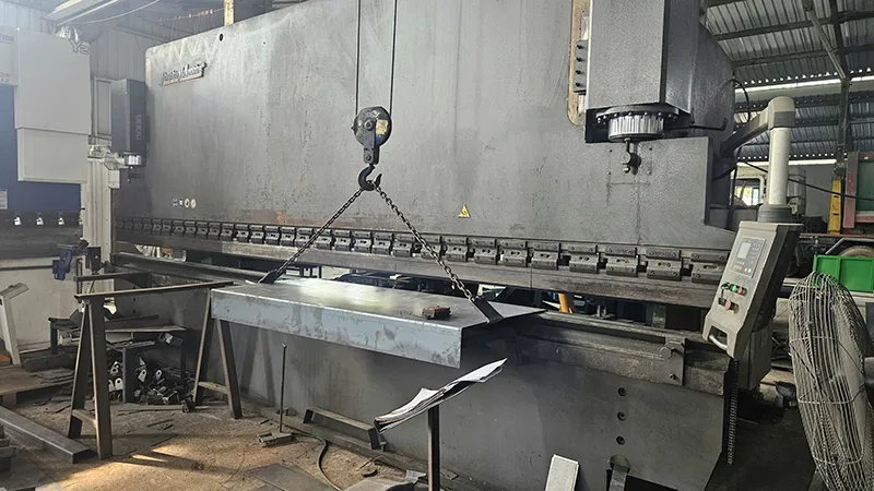 Máy chấn tôn 6m 250 tấn